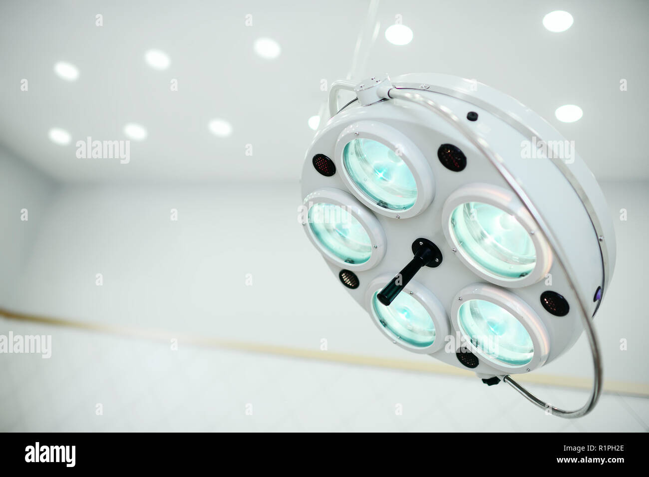Op-Lampe und medizinische Geräte im Operationssaal. Hintergrund. Platz kopieren Stockfoto