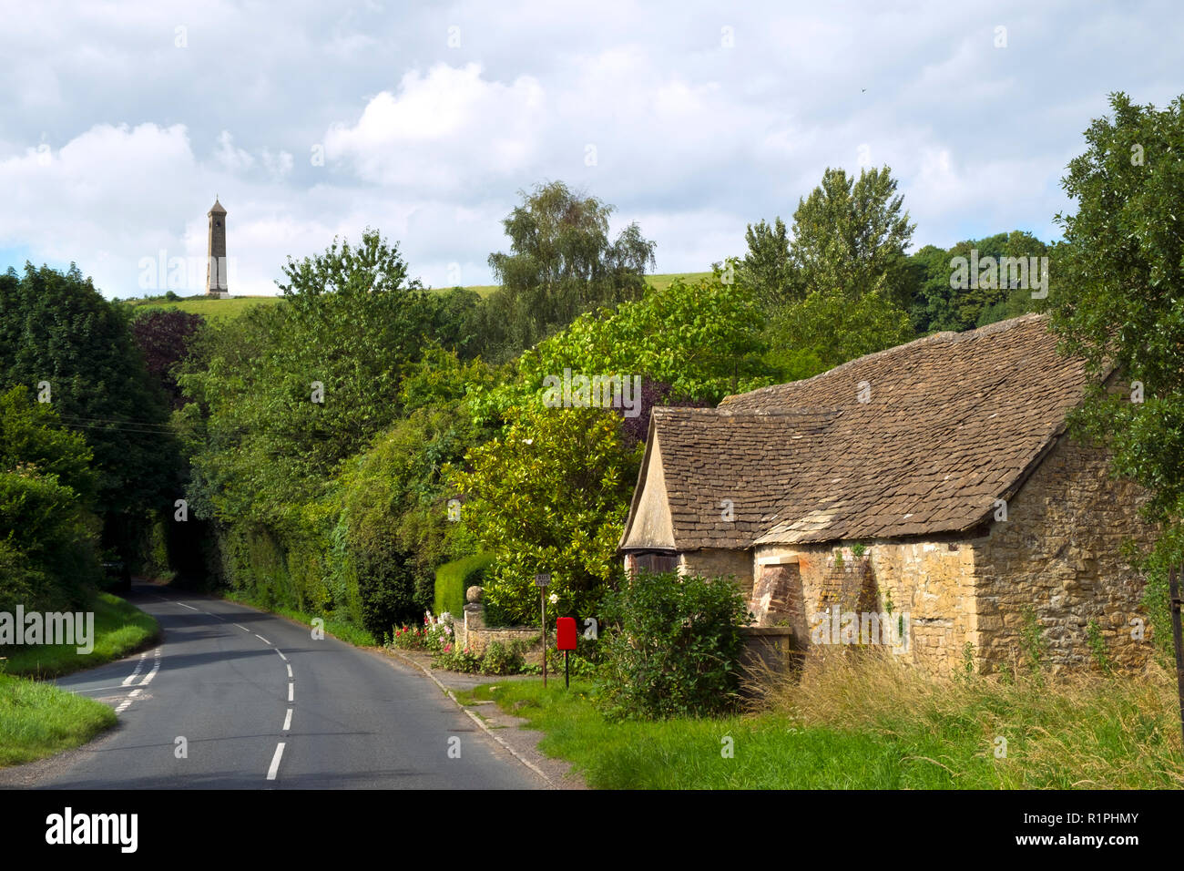 North Nibley, Gloucestershire, UK - 14. Juli 2016: Die tyndale Monument steht am Rande des Cotswold Hills über ländlichen Norden Nibley Dorf in Gloucestershire, Vereinigtes Königreich. Es wurde zu Ehren von William Tyndale, die das Neue Testament übersetzte. Stockfoto