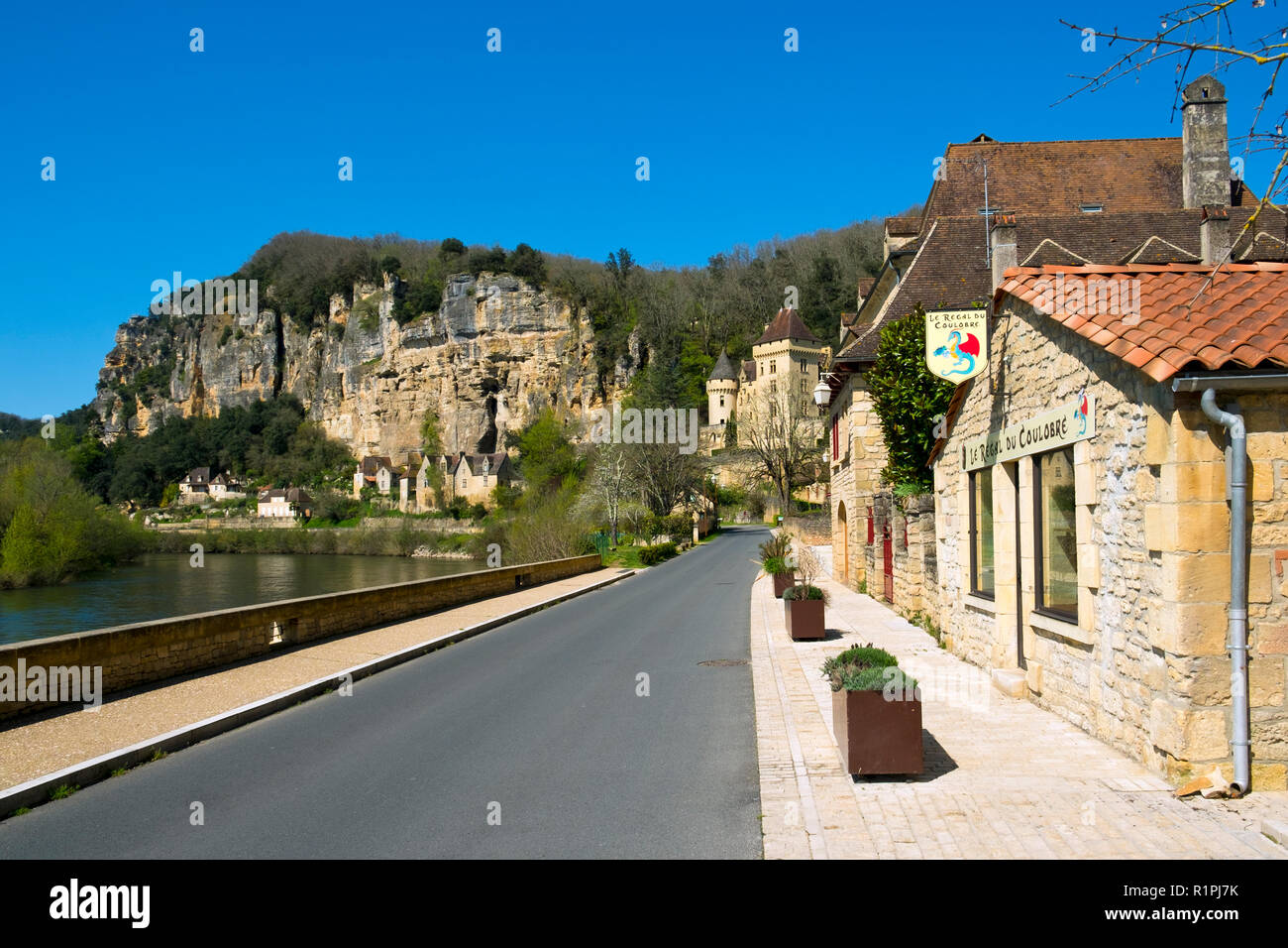 La Roque-Gageac, Frankreich - 3 April 2017: Malerische Architektur in La Roque-Gageac unter den Felsen neben dem Fluss Dordogne in der Dordogne, Nouvelle Aquitaine, Frankreich. Es ist ein Mitglied der Les Plus beaux villages de France Association. Stockfoto