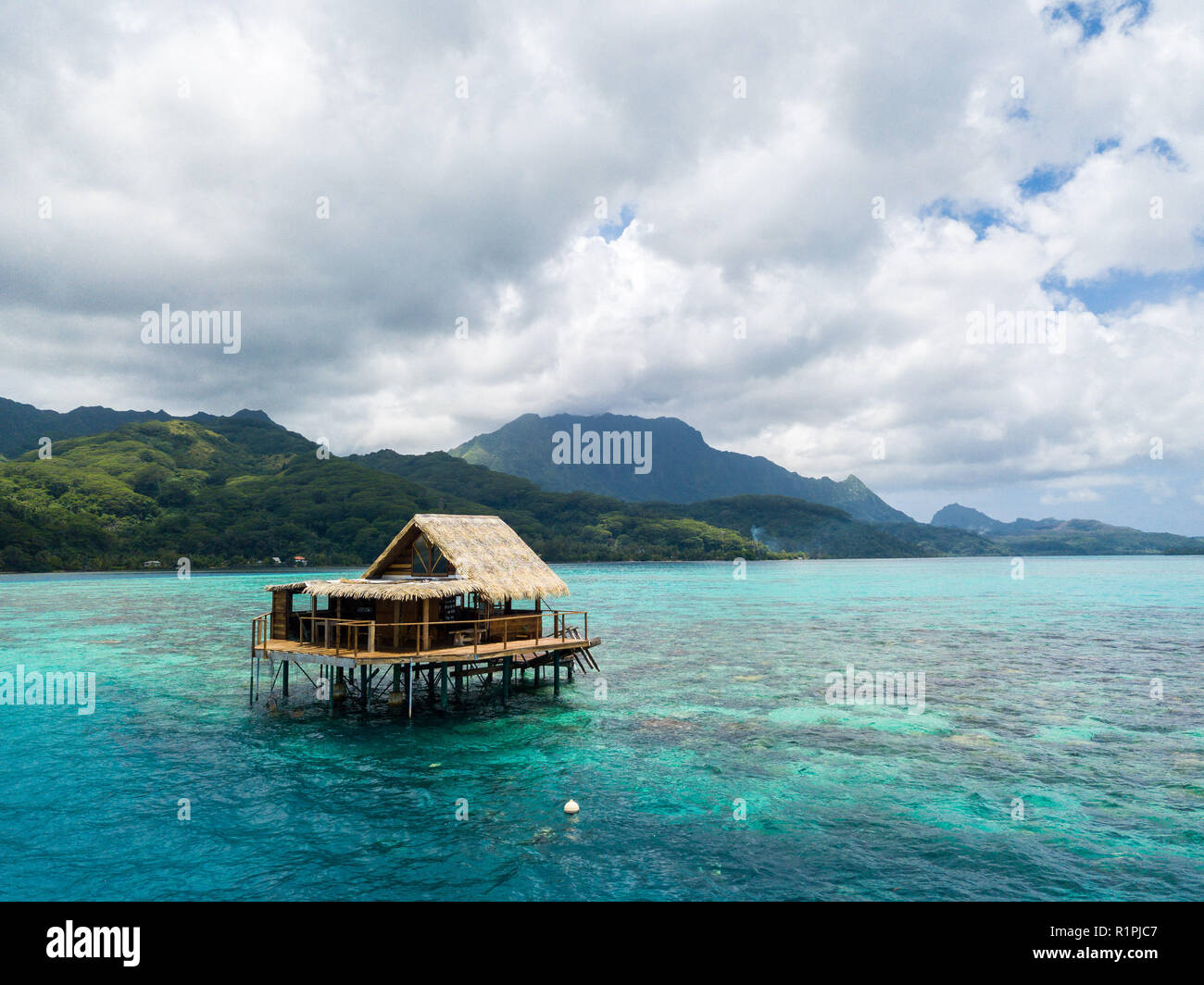 Overwater Bungalow von Black Pearl Landwirte. Blue Azure türkisfarbenen Lagune mit Korallen. Raiatea Insel in der Nähe von Tahiti, Gesellschaft Islands, Französisch-Polynesien. Stockfoto