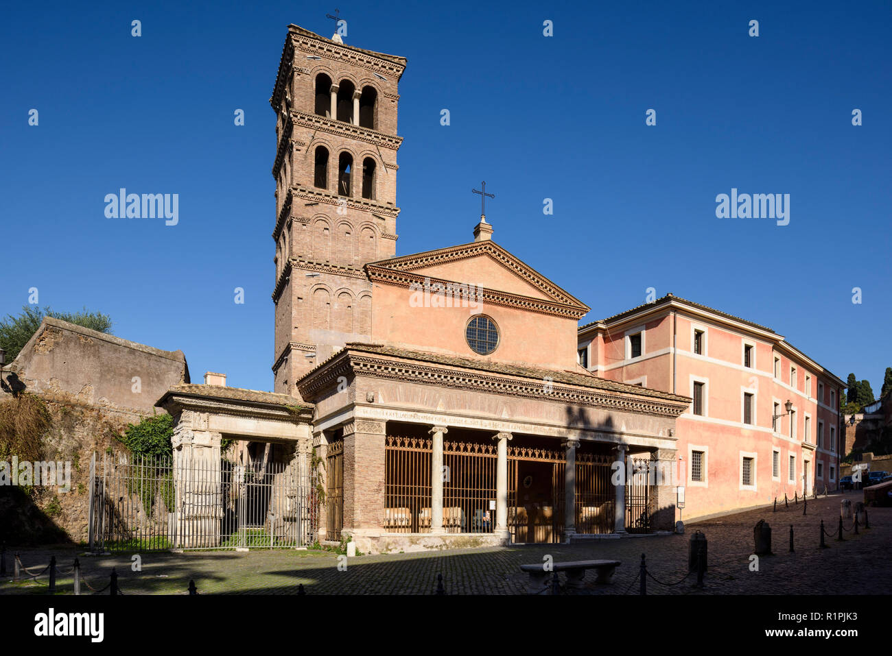 Rom. Italien. Jahrhundert Kirche San Giorgio in Velabro (Chiesa di San Giorgio in Velabro), der Arcus Argentariorum (Arco degli Argentari) ist an Stockfoto