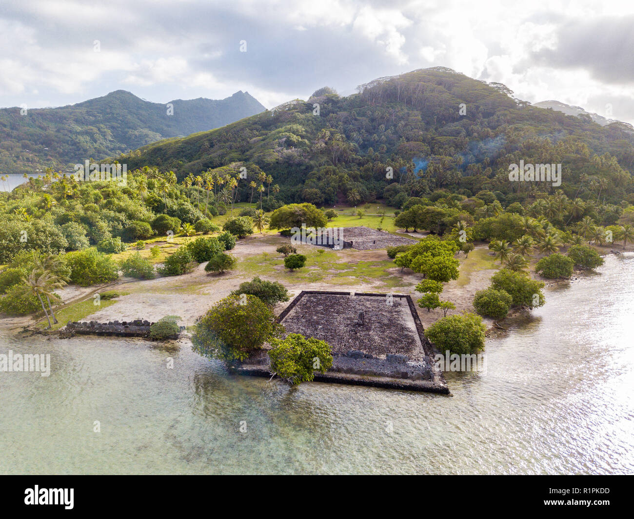 Alte Marae Taputapuatea Tempelanlage am Ufer der Lagune mit Bergen im Hintergrund. Raiatea Insel. Lee, Gesellschaft Islands, Französisch-Polynesien Stockfoto