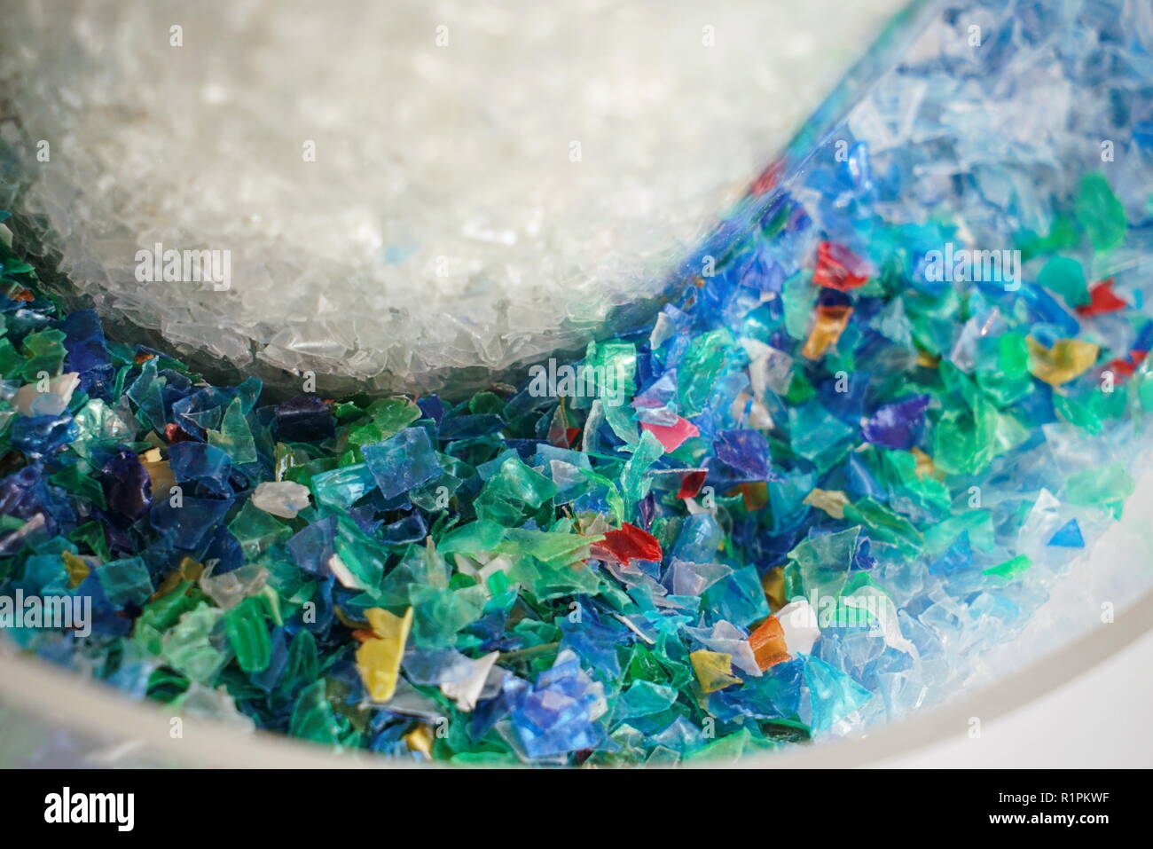 Microplastics in einem Glasbehälter Stockfoto