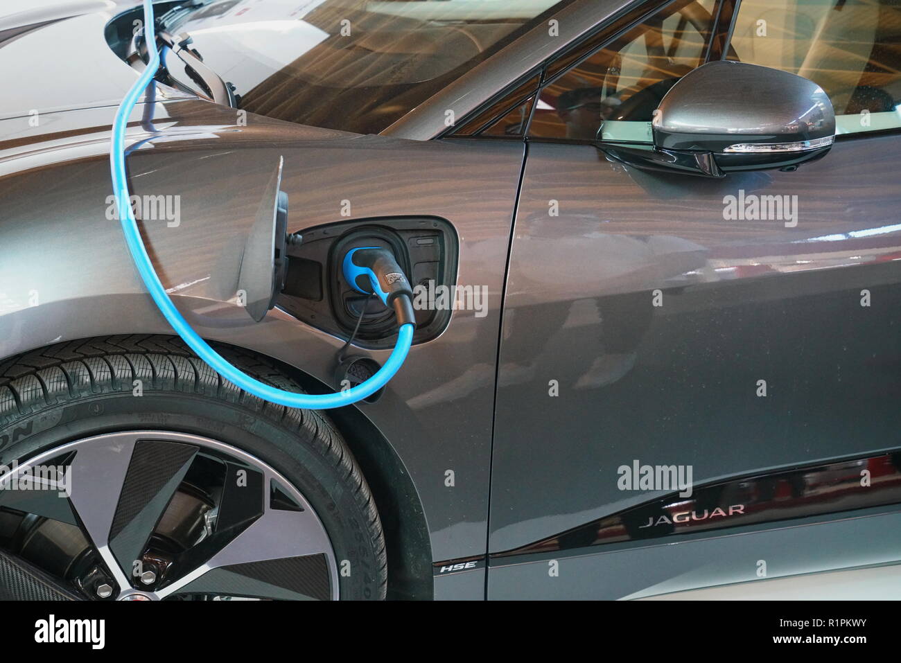 Rimini, Italien - November 2018: Nahaufnahme der Stromversorgung angeschlossen ein Elektroauto geladen wird. Stockfoto