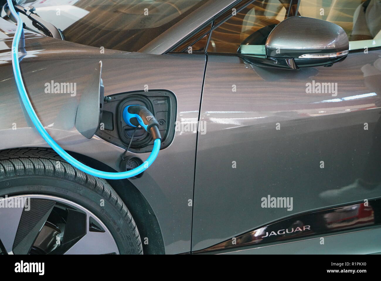 Rimini, Italien - November 2018: Nahaufnahme der Stromversorgung angeschlossen ein Elektroauto geladen wird. Stockfoto