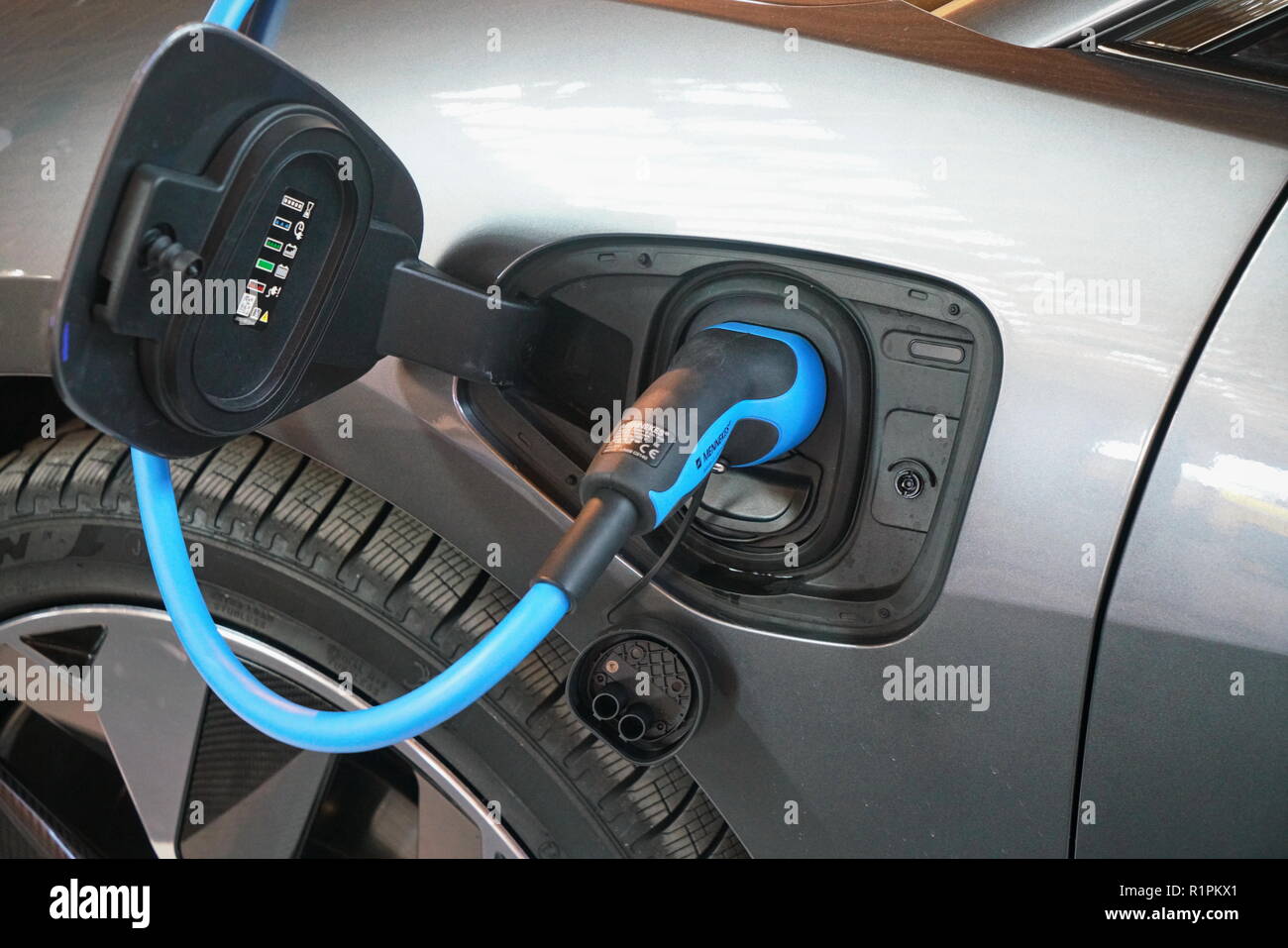 Rimini, Italien - November 2018: Nahaufnahme der Stromversorgung angeschlossen ein Elektroauto geladen wird. Stockfoto