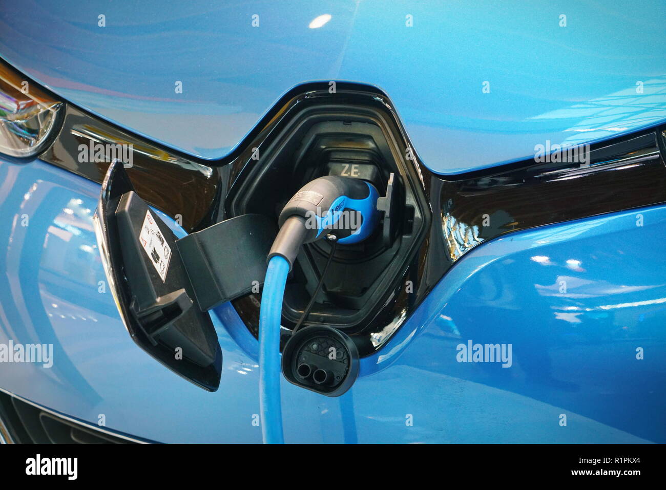 Rimini, Italien - November 2018: Nahaufnahme der Stromversorgung angeschlossen ein Elektroauto geladen wird. Stockfoto