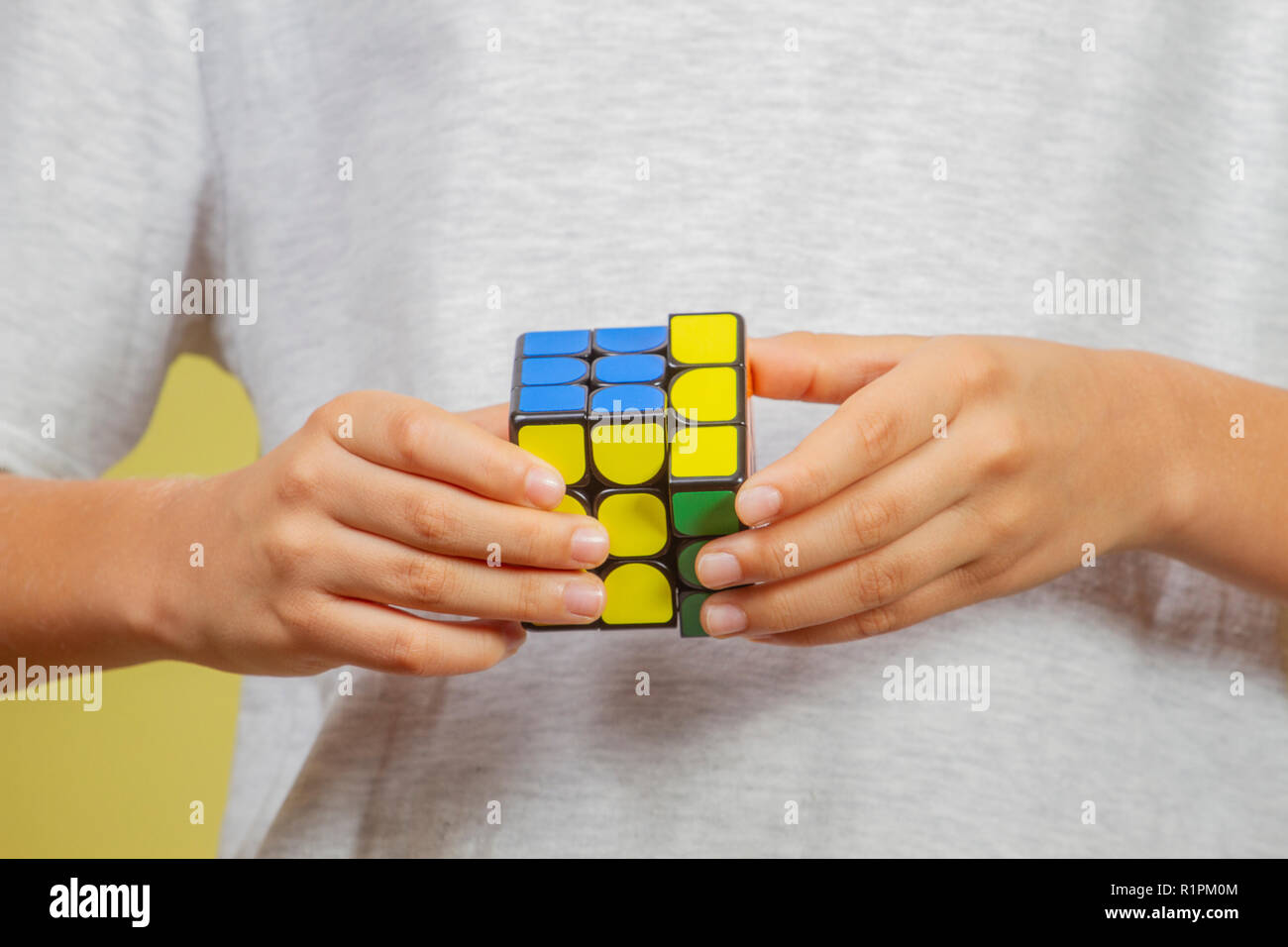 Kid spielen mit Rubik's Cube Stockfoto