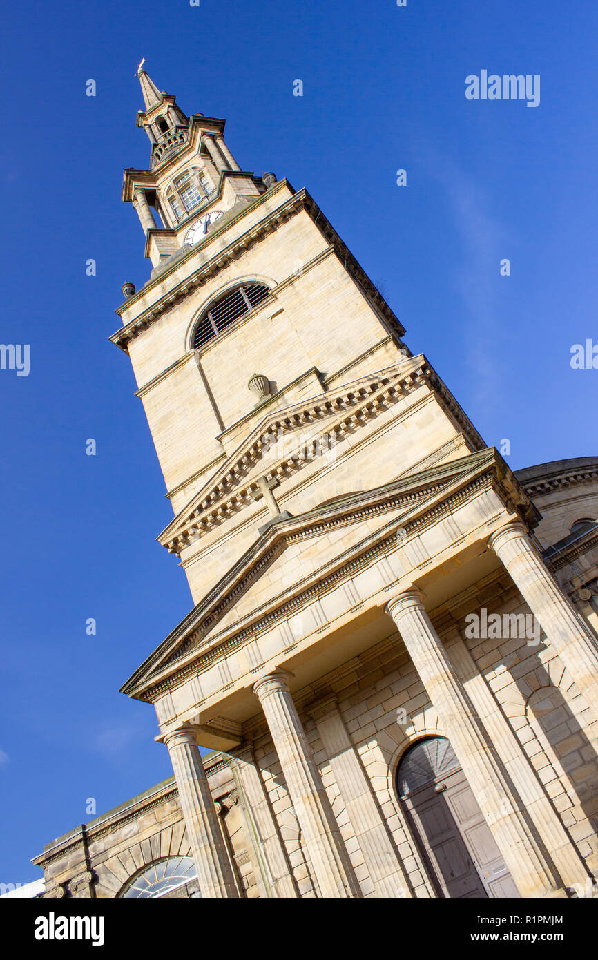 Newcastle upon Tyne: All Saints' Church close up mit blauem Himmel. Berühmte Kirche am Ufer des Flusses Tyne Stockfoto