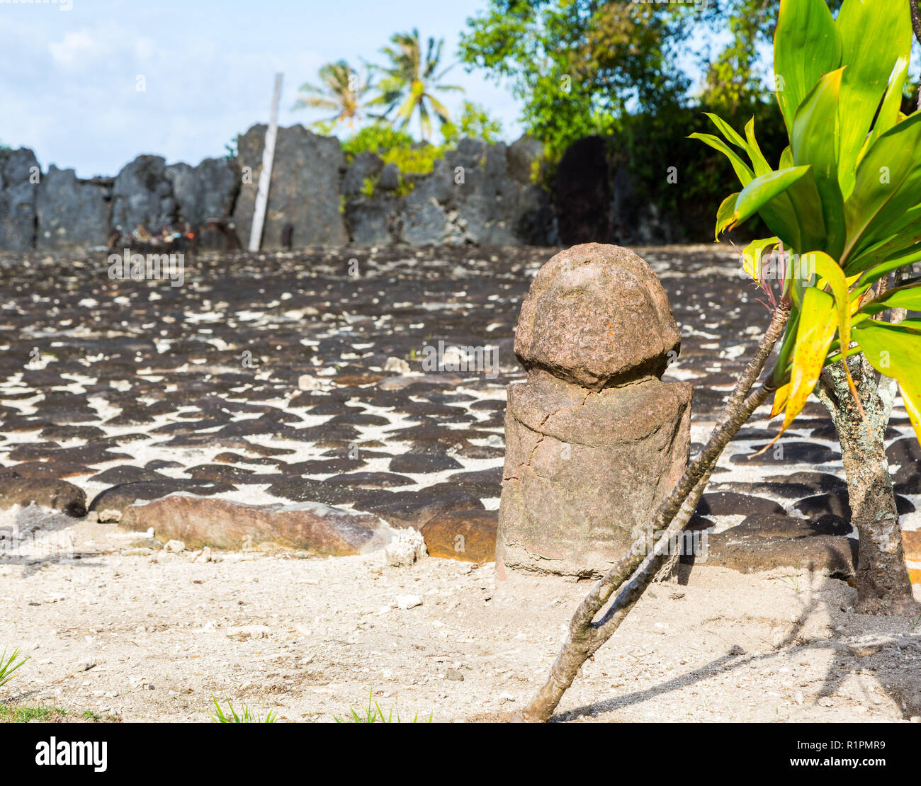 Original alte Stein geschnitzte Tiki (polynesische Heilige idol Statue) auf der Website der Marae Taputapuatea, Raiatea Insel. Gesellschaft Islands, Französisch-Polynesien. Stockfoto