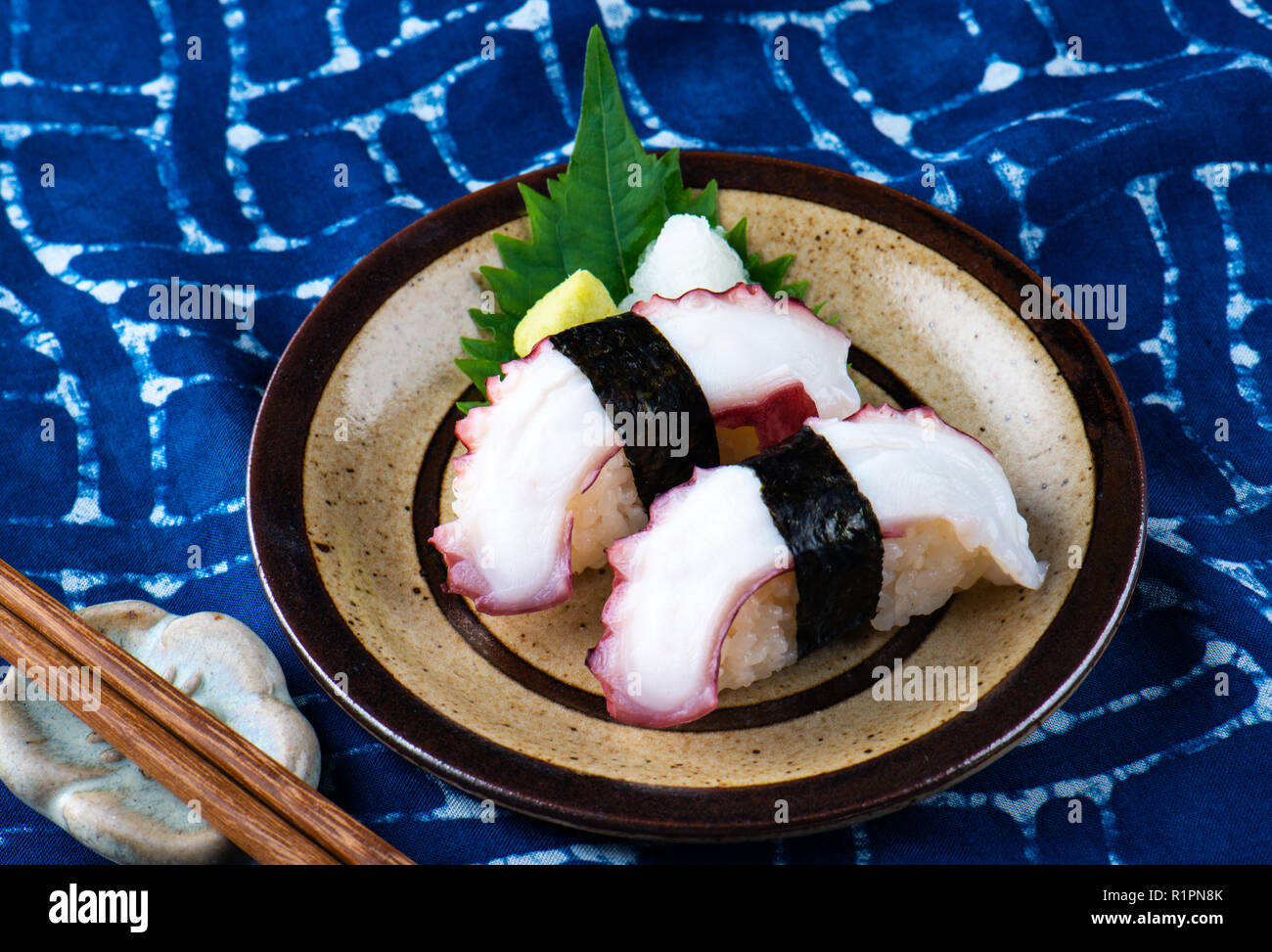 Sushi tako Japanische octopus Slice mit Reis servieren in Japanisch essen Stil. Stockfoto