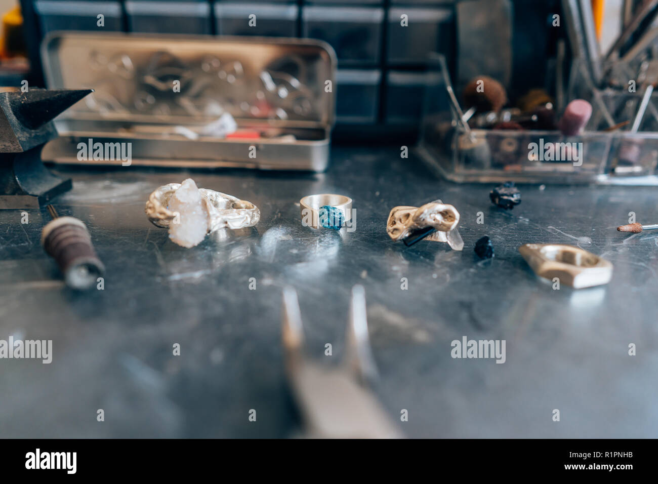 Verschiedene Schmuck auf den Tisch von der Juwelier aus einem engen Winkel Stockfoto