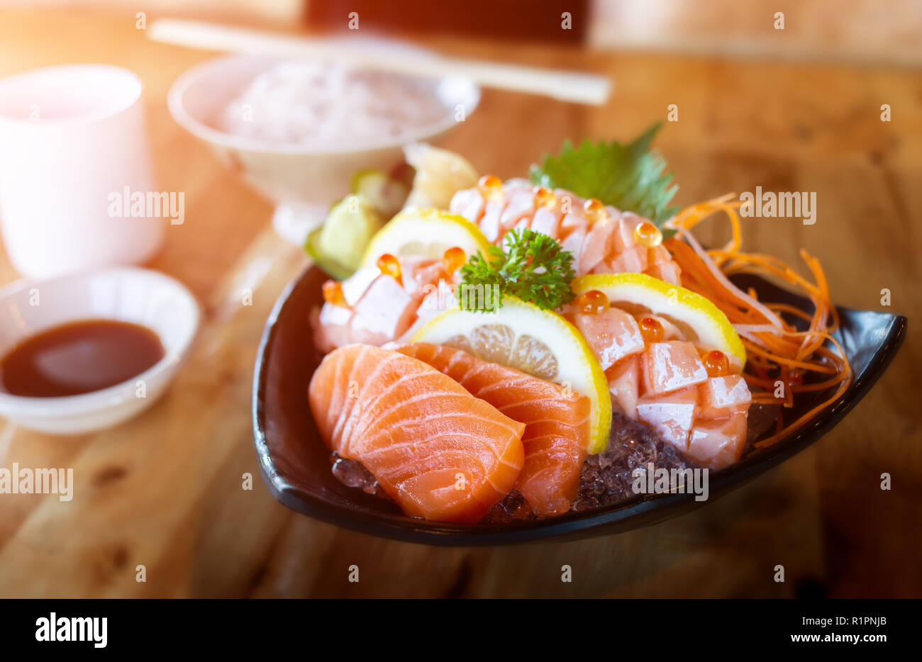 Lachs-sashimi schneiden und surve roher Lachs Fisch im japanischen Stil. Stockfoto