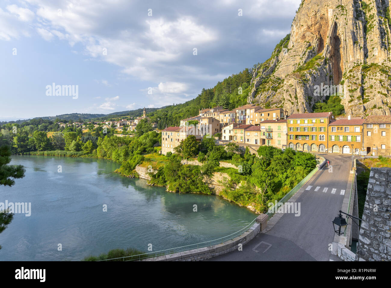 Sisteron am Fluss Durance, Provence, Frankreich, Brücke und Riverside Stockfoto