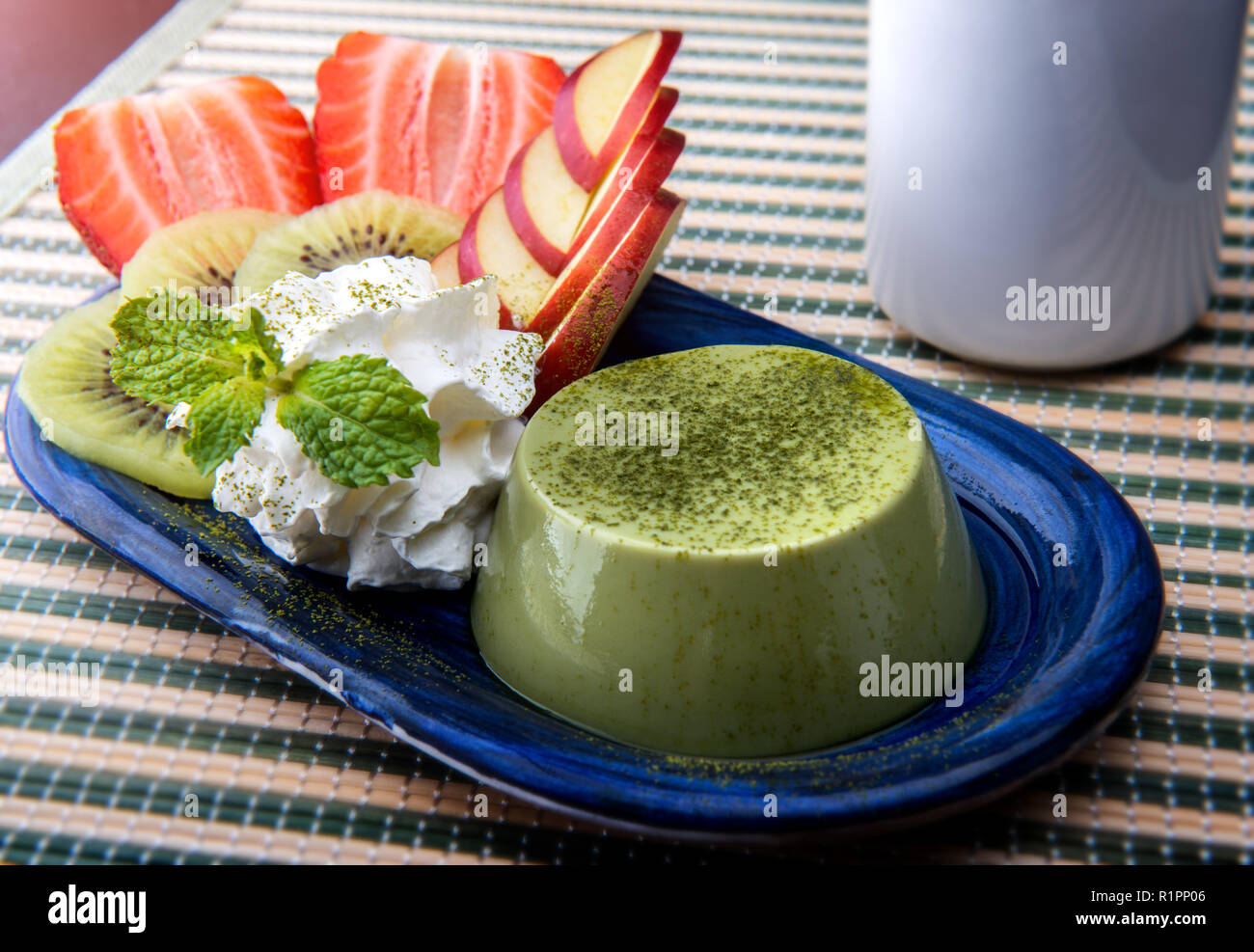 Matcha Pudding pudding Servieren mit Früchten. Stockfoto