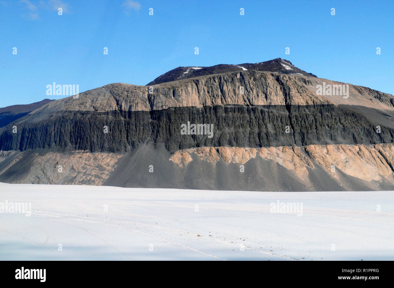 Obere Taylor Valley, McMurdo Dry Valleys, Antarktis mit Bands von Ferrar Dolerit überlagert mit Beacon Sandstein Stockfoto