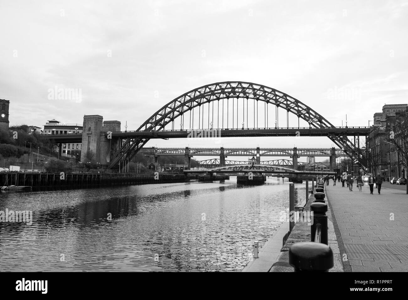 Newcastle upon Tyne: Fluss Tyne Blick von Kai mit Tyne Bridge, High Level Bridge Schwarz und Weiß Stockfoto