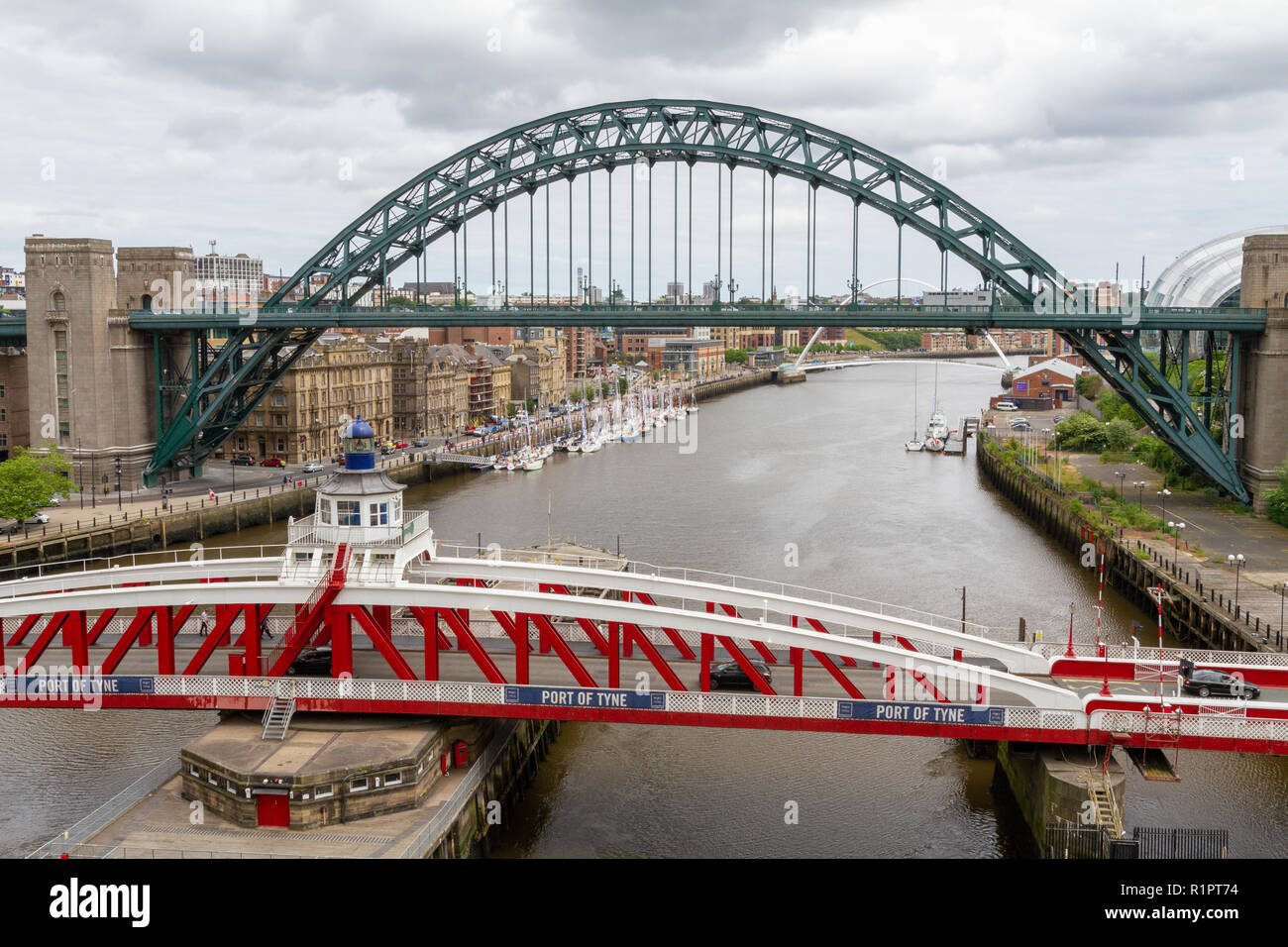 Newcastle/England - 27. Juni 2014: Tyne Bridge und Swing Bridge mit Yachten auf Kai Stockfoto