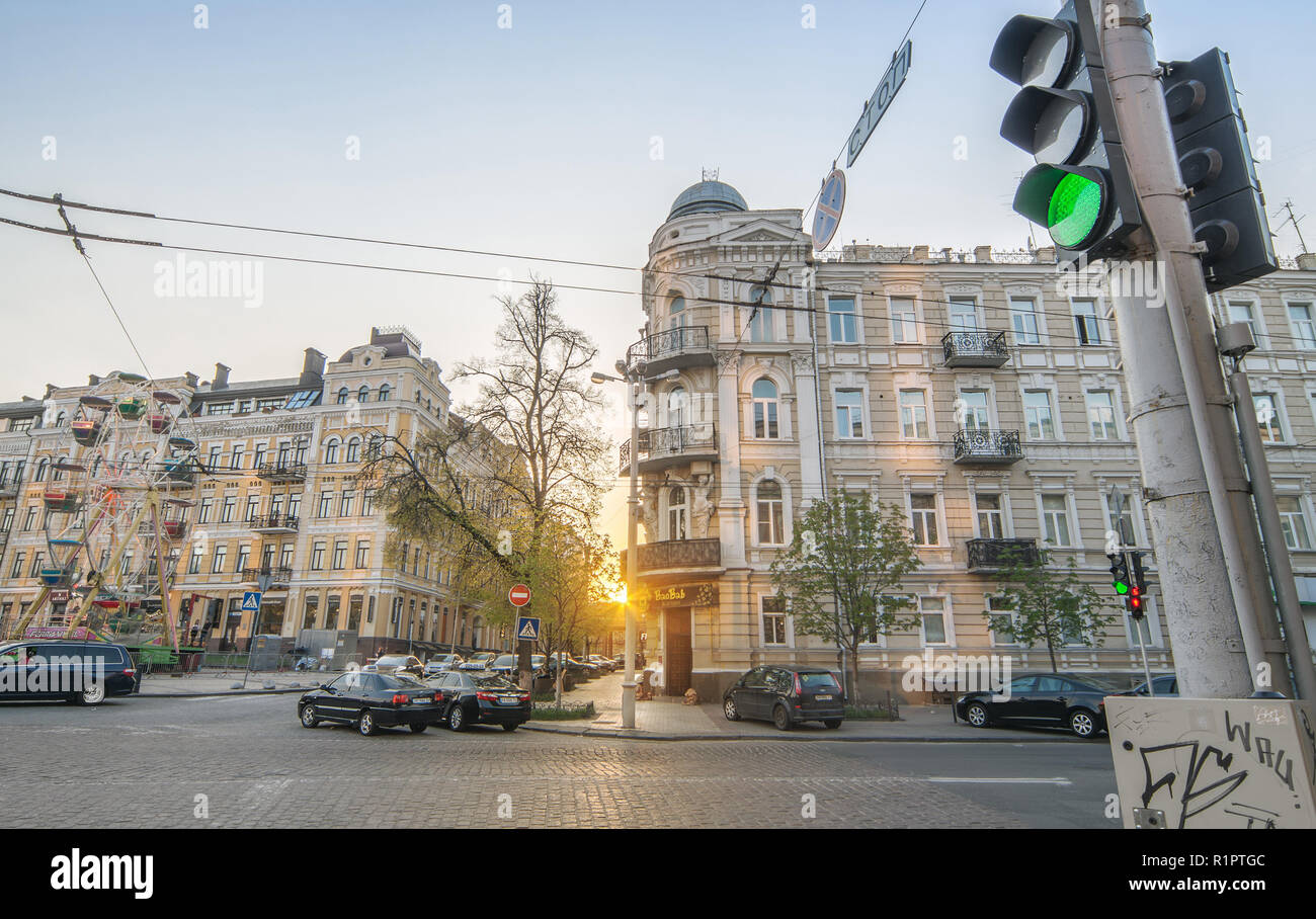 Kiew, Ukraine, 21. April 2018. Autos auf Volodymyrska Straße. Kreuzung von Volodymyrska Street und Rilsky Lane Stockfoto