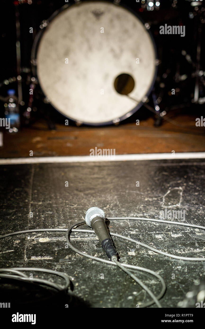 Mikrofon auf der leeren Bühne mit unscharf Hintergrund Elemente Stockfoto