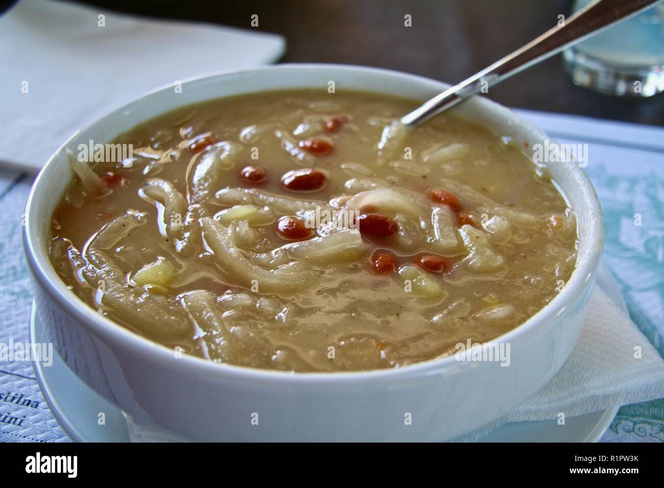 Lecker Bohnen, Rüben und Kartoffeln Suppe an einem kalten Wintertag Stockfoto