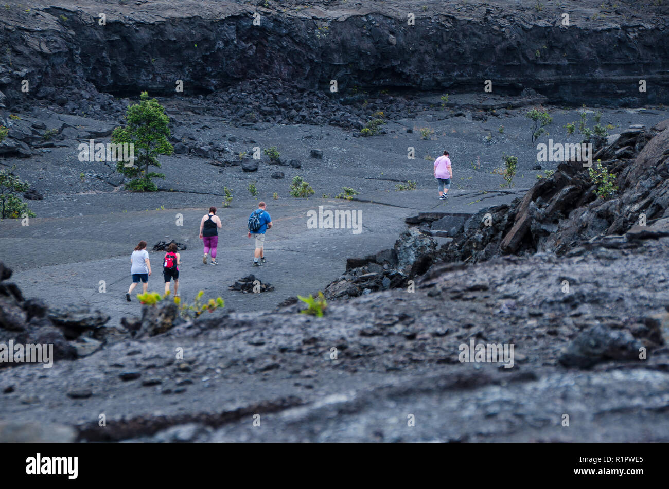 Mit Blick auf Menschen trekking durch Vulkan Krater im Volcano National Park, Big Island, Hawaii Stockfoto