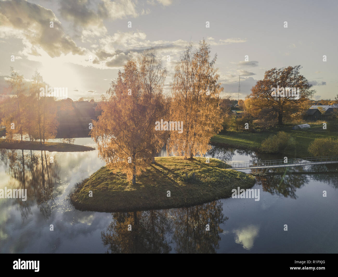 Luftbild von einer Insel im See an sonnigen Herbsttag mit einer Drohne - Vintage look bearbeiten Stockfoto