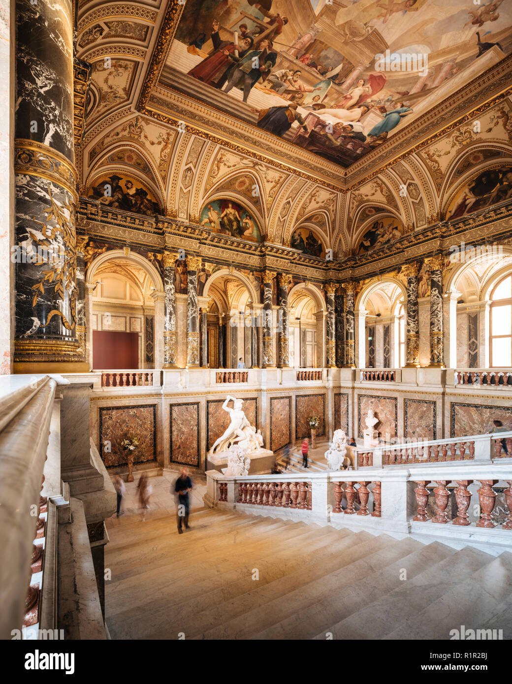 Innenraum des Kunsthistorischen Museums Wien Geschichte der Kunst Museum - Haupttreppe und Antonio Canovas Statue des Thesus Slaying der Zentaur, Wien, Au Stockfoto