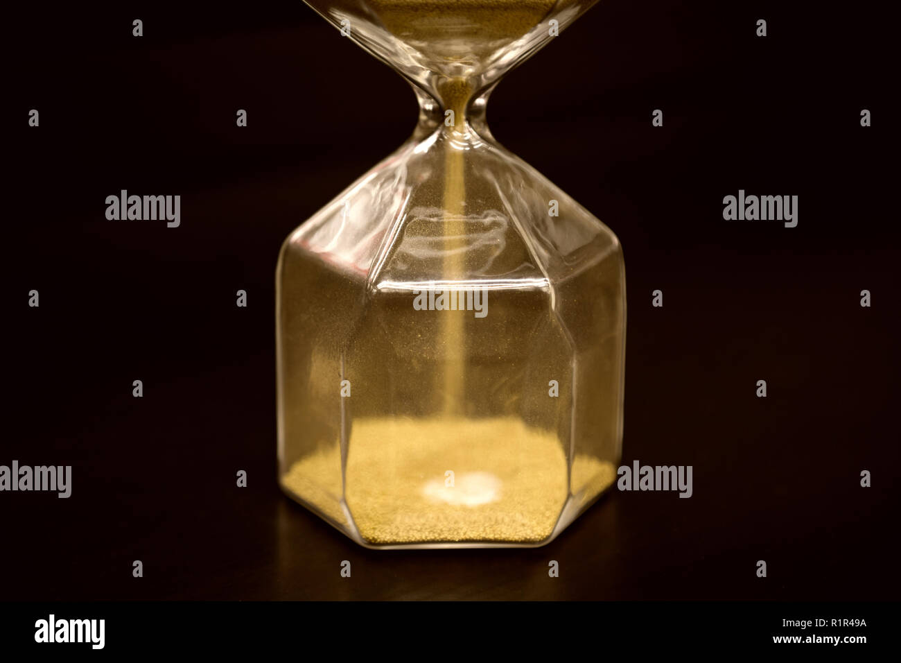 Sanduhr am rustikalen Holztisch. Die Zeit wird knapp oder Termin Konzept. Nahaufnahme Stockfoto