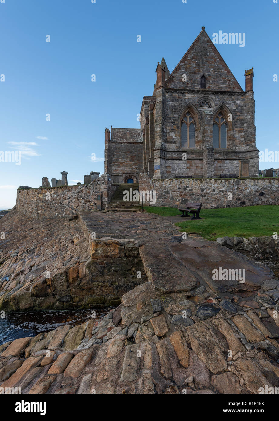 St Monans Kirche stammt aus dem Mittelalter und ist in einer isolierten Position am Rande der Nordsee im Osten Neuk von Fife, Scotlan gelegen Stockfoto