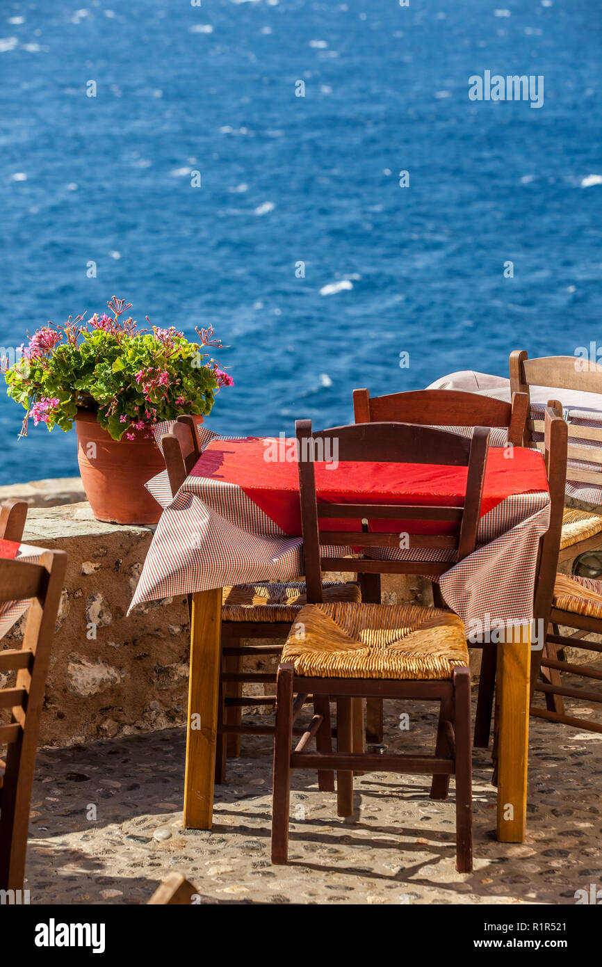 Tabelle in einer Taverne in Monemvasia Stockfoto