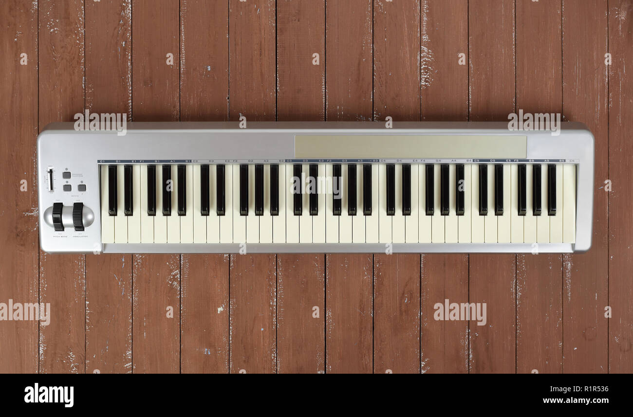 Musikinstrument - Sloseup MIDI Piano Tastatur mit 61 Tasten auf einem hölzernen Hintergrund Stockfoto