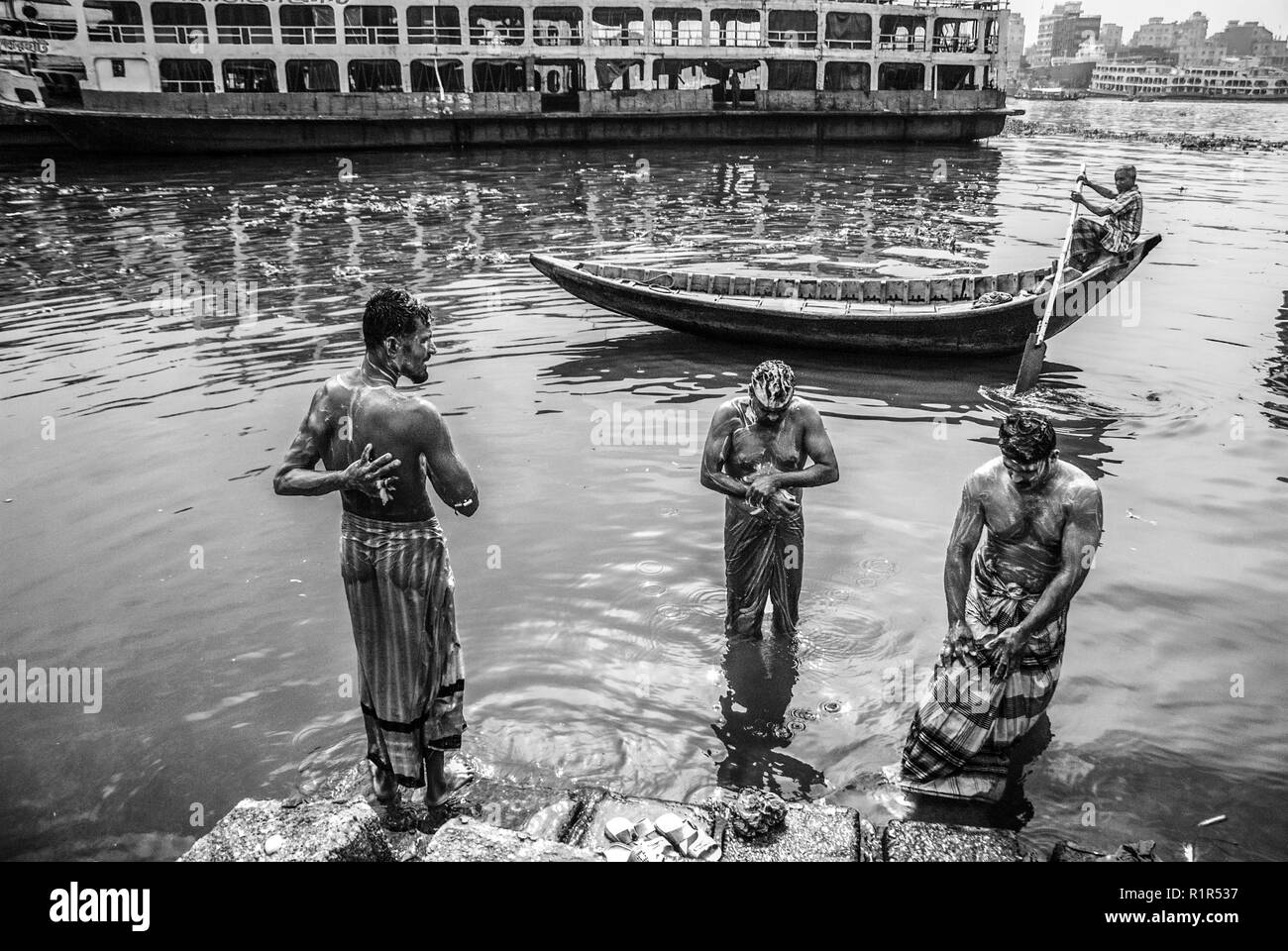 02/2018 dhaka Bangladesch,Einkommensschwache baden in verschmutztem Wasser © Nazmul Islam/Alamy Live News Stockfoto