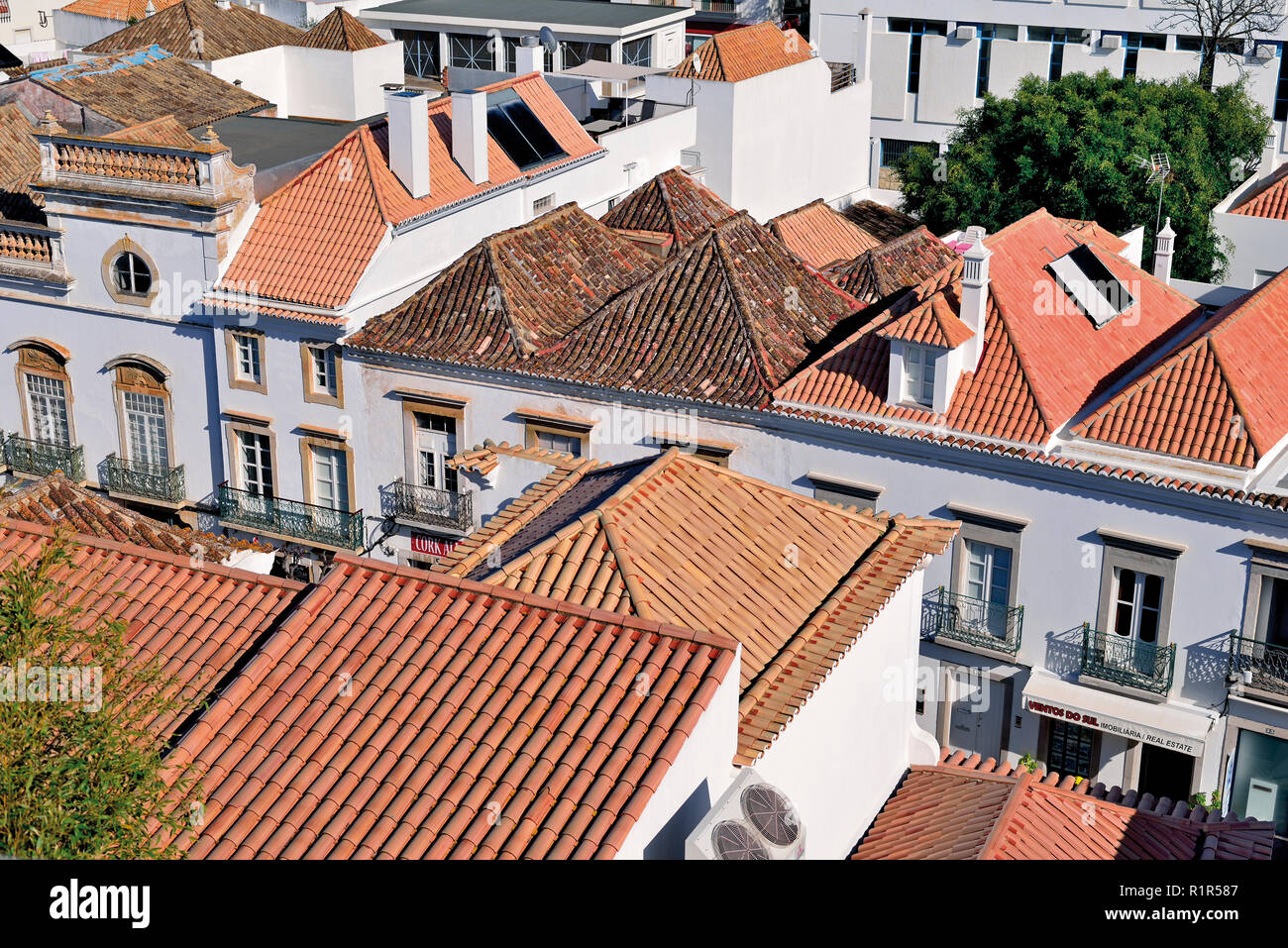 Blick auf die Dächer in der Altstadt von Tavira Stockfoto
