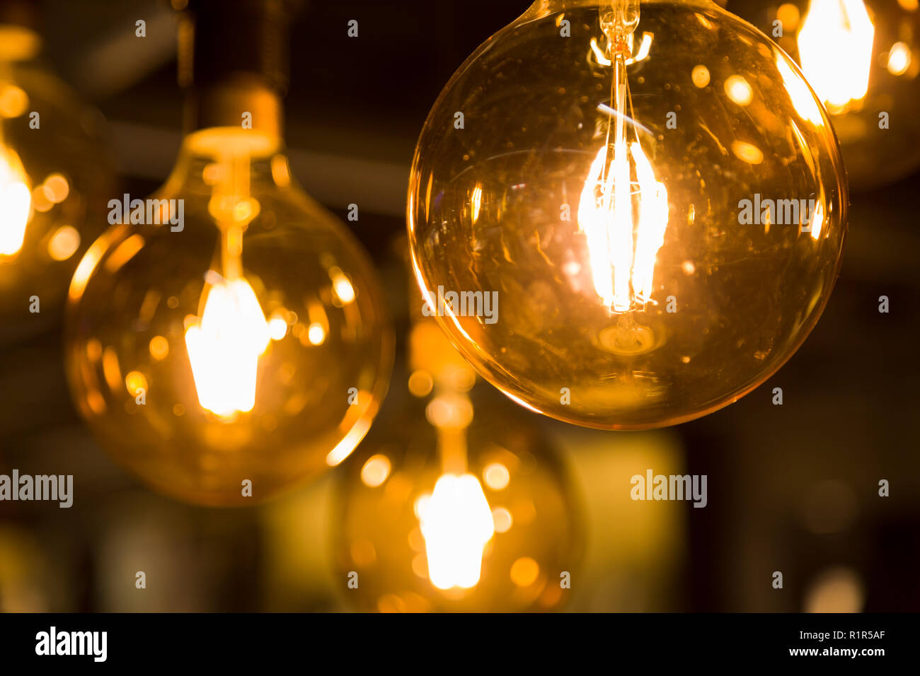 Gemütlich warmen gelben Licht. Edison die Glühbirne hängen. Nahaufnahme Stockfoto