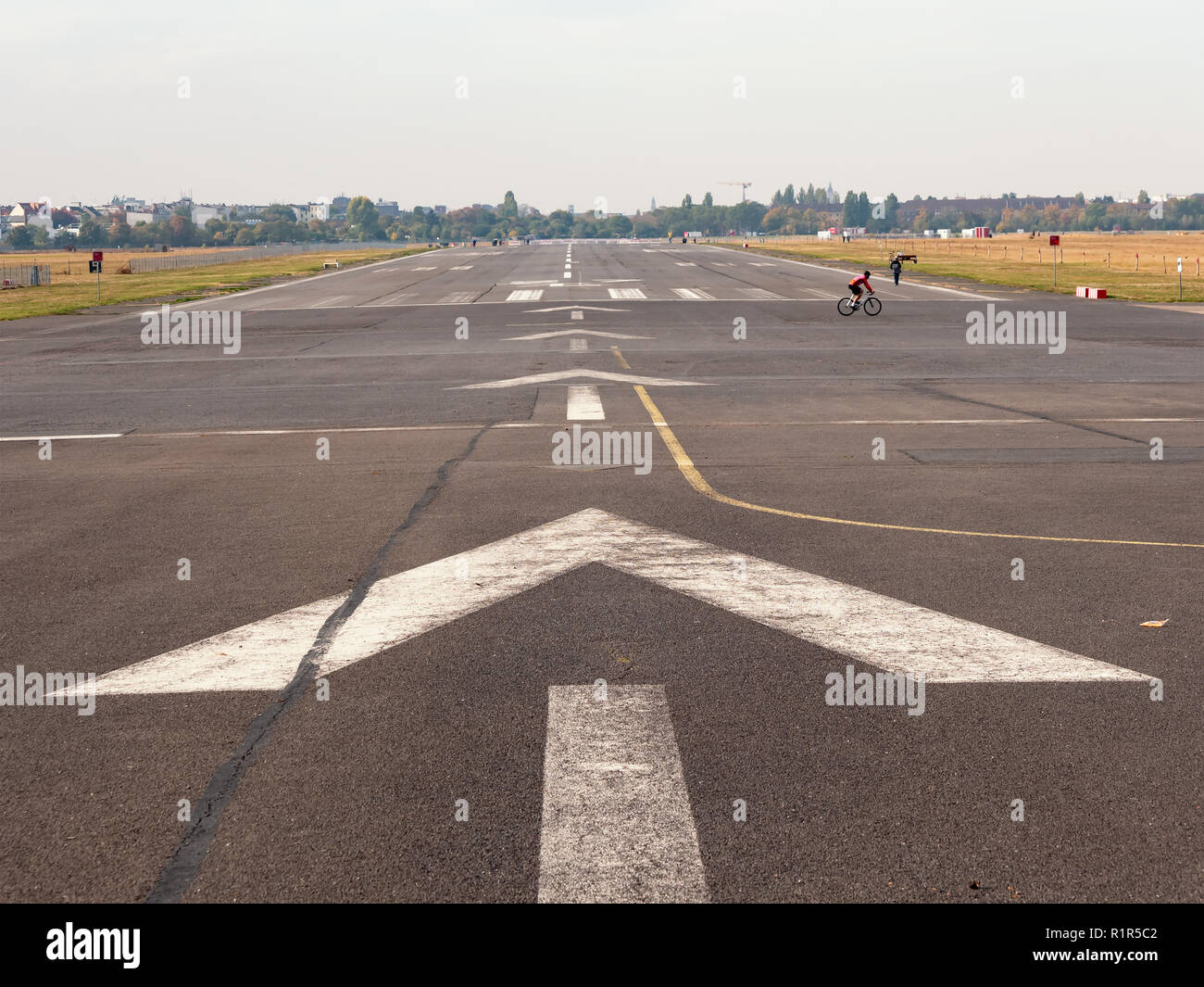 BERLIN, DEUTSCHLAND - 10. OKTOBER 2018: Ehemalige Startbahn In öffentlichen City Park Tempelhofer Feld, ehemaligen Flughafen Tempelhof in Berlin, Deutschland Stockfoto