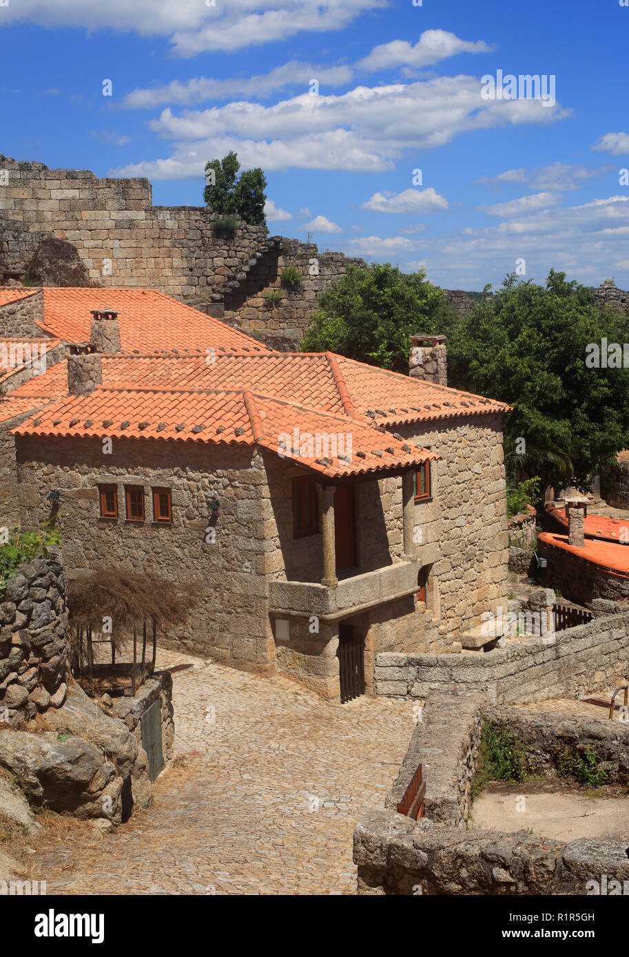 Portugal Guarda Bezirk, Beira Alta Sortelha, historischen Bergdorf, innerhalb der mittelalterlichen Stadtmauer errichtet. Stockfoto