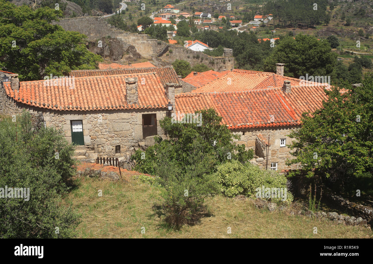 Portugal Guarda Bezirk, Beira Alta Terra Cotta dachspitzen von Sortelha historischen Bergdorfes, innerhalb der mittelalterlichen Stadtmauer errichtet. Stockfoto