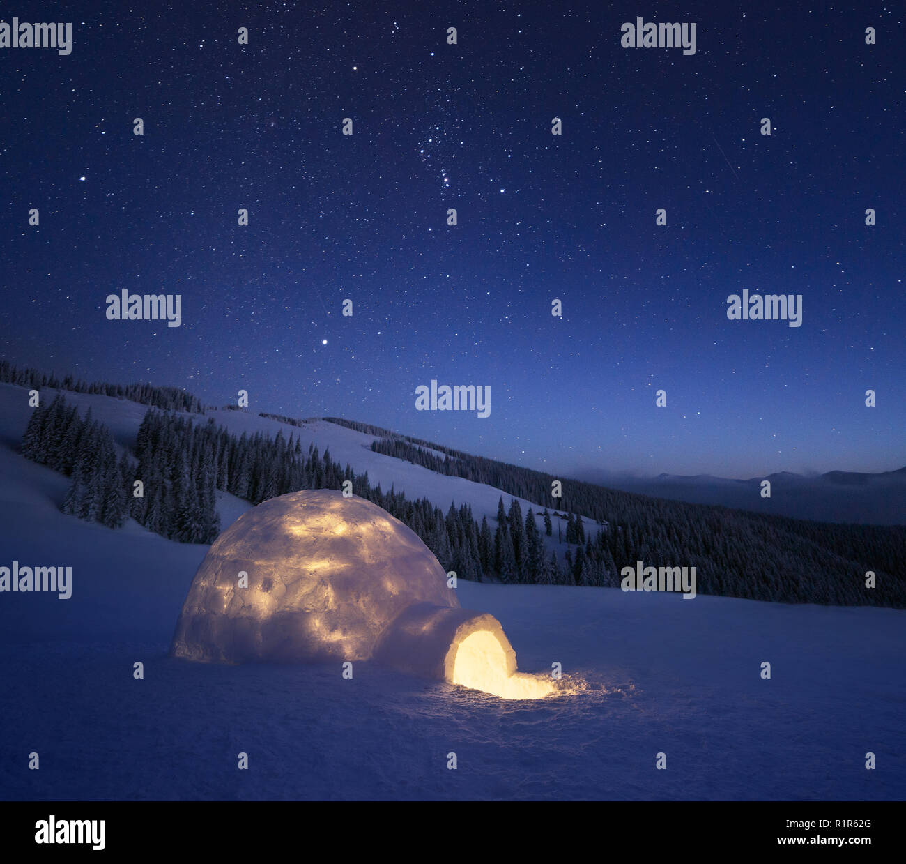 Nacht Landschaft mit Schnee Iglu mit Licht. Extreme Haus. Winter in den Bergen. Himmel mit den Sternen Stockfoto