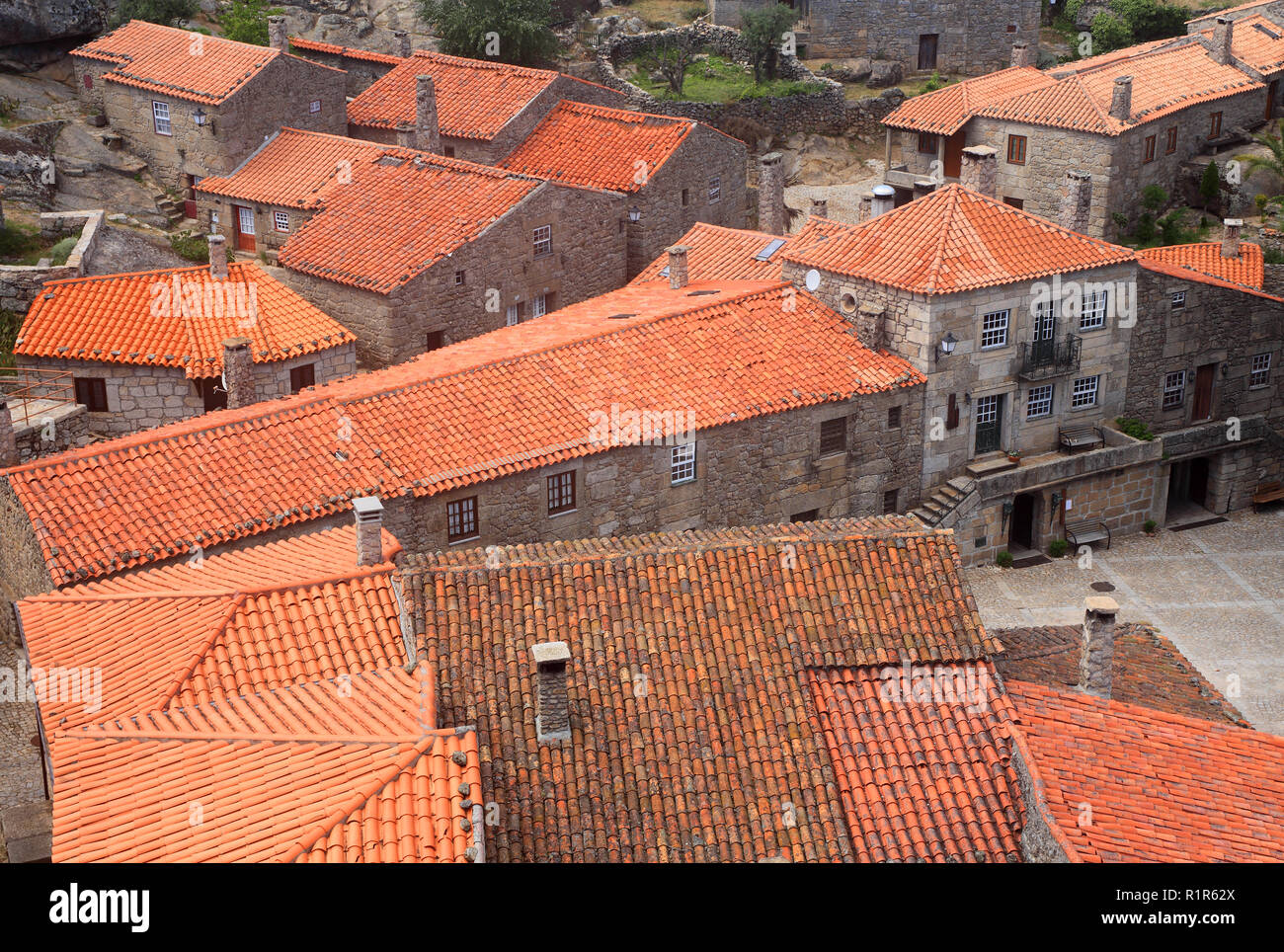 Portugal Guarda Bezirk, Beira Alta Terra Cotta dachspitzen von Sortelha historischen Bergdorfes, innerhalb der mittelalterlichen Stadtmauer errichtet. Stockfoto