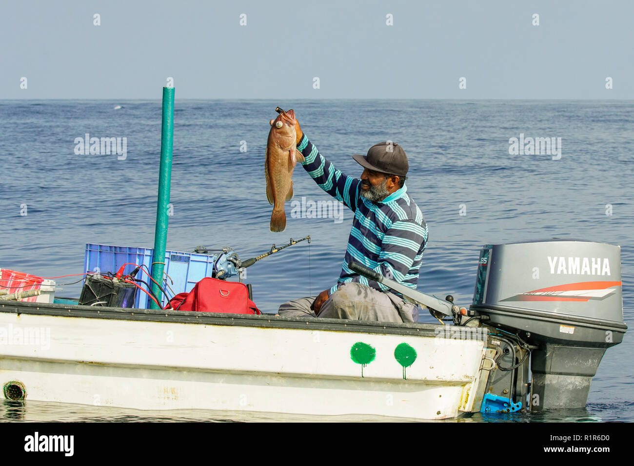 Omanische Fischer zeigen stolz Fisch, außerhalb Muscat, Oman. Stockfoto