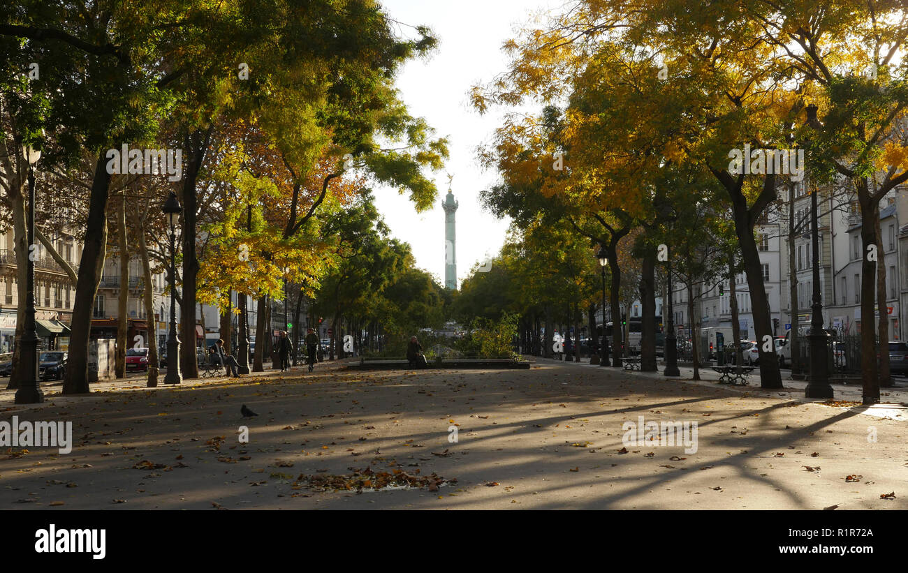 Ein Sun dappled Boulevard Richard Le Noir im herbstlichen Paris bis auf die Bastille. Stockfoto