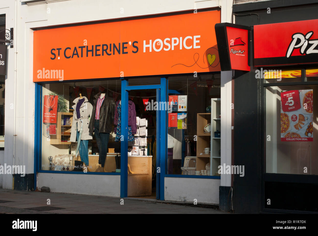 Von außen ein St Catherines Hospiz Charity Shop Stockfoto