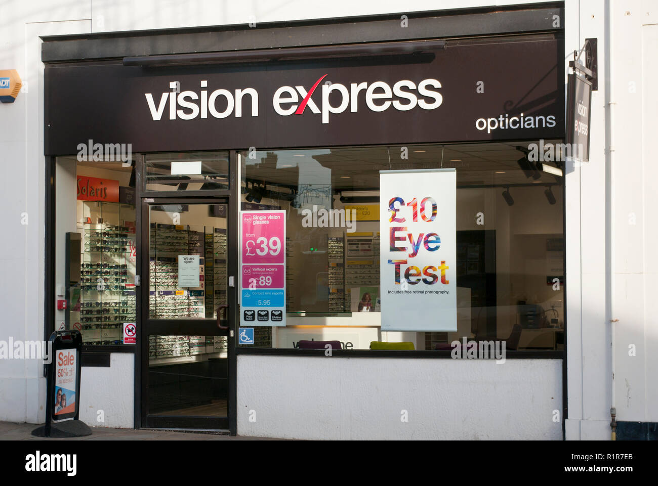 Äußere einer Vision Express Optiker Shop Stockfoto