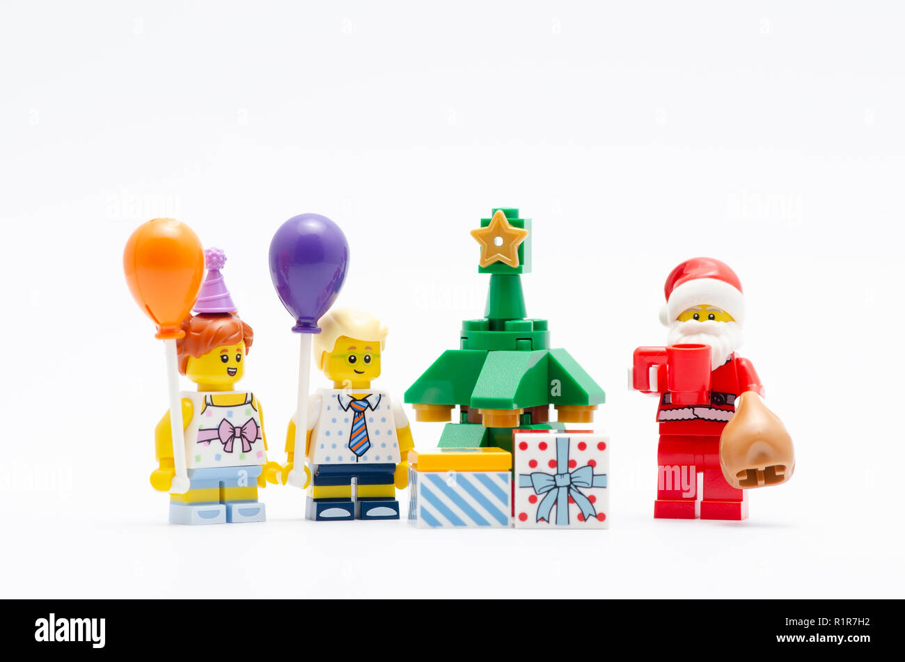 Lego santa claus Kinder Weihnachten feiern. Lego Minifiguren sind von der  Lego Gruppe hergestellt Stockfotografie - Alamy