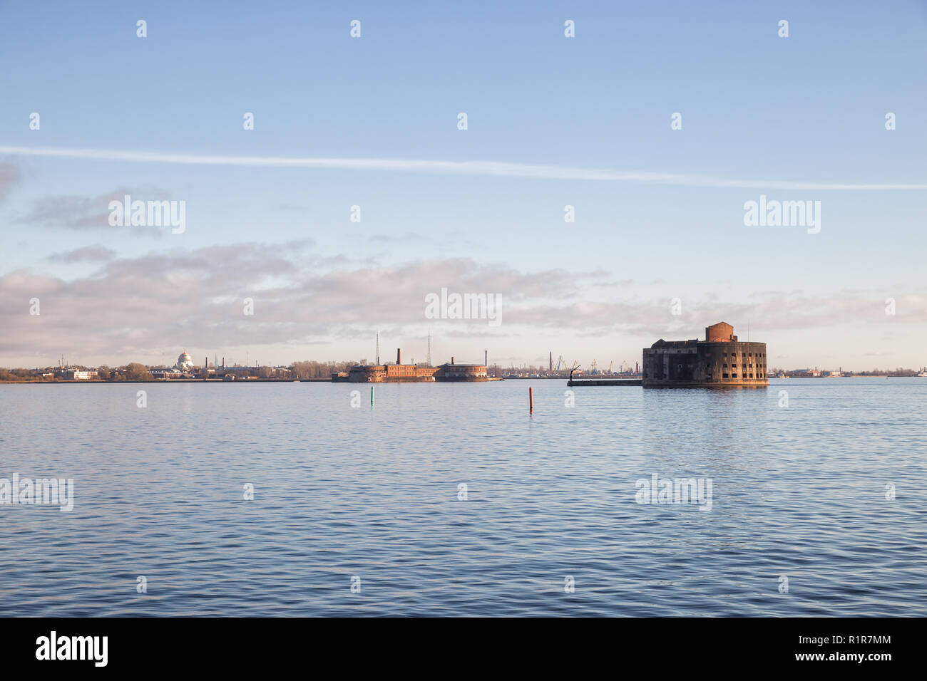 Befestigungen von Kronstadt. Zwei Forts auf dem Hintergrund der Stadt - Fort Kaiser Peter der Große oder Zitadelle und Fort Imperator Alexander I oder Pest Stockfoto