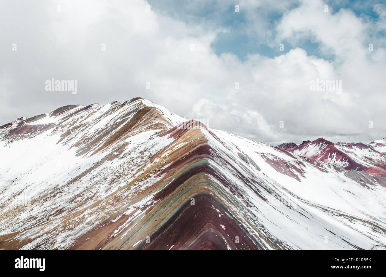 Kalte schneebedeckte Rainbow Mountain (aka La Montaña de Siete Colores), eine beliebte Touristenattraktion Wanderung in Peru im Herbst/Herbst Nebensaison Stockfoto