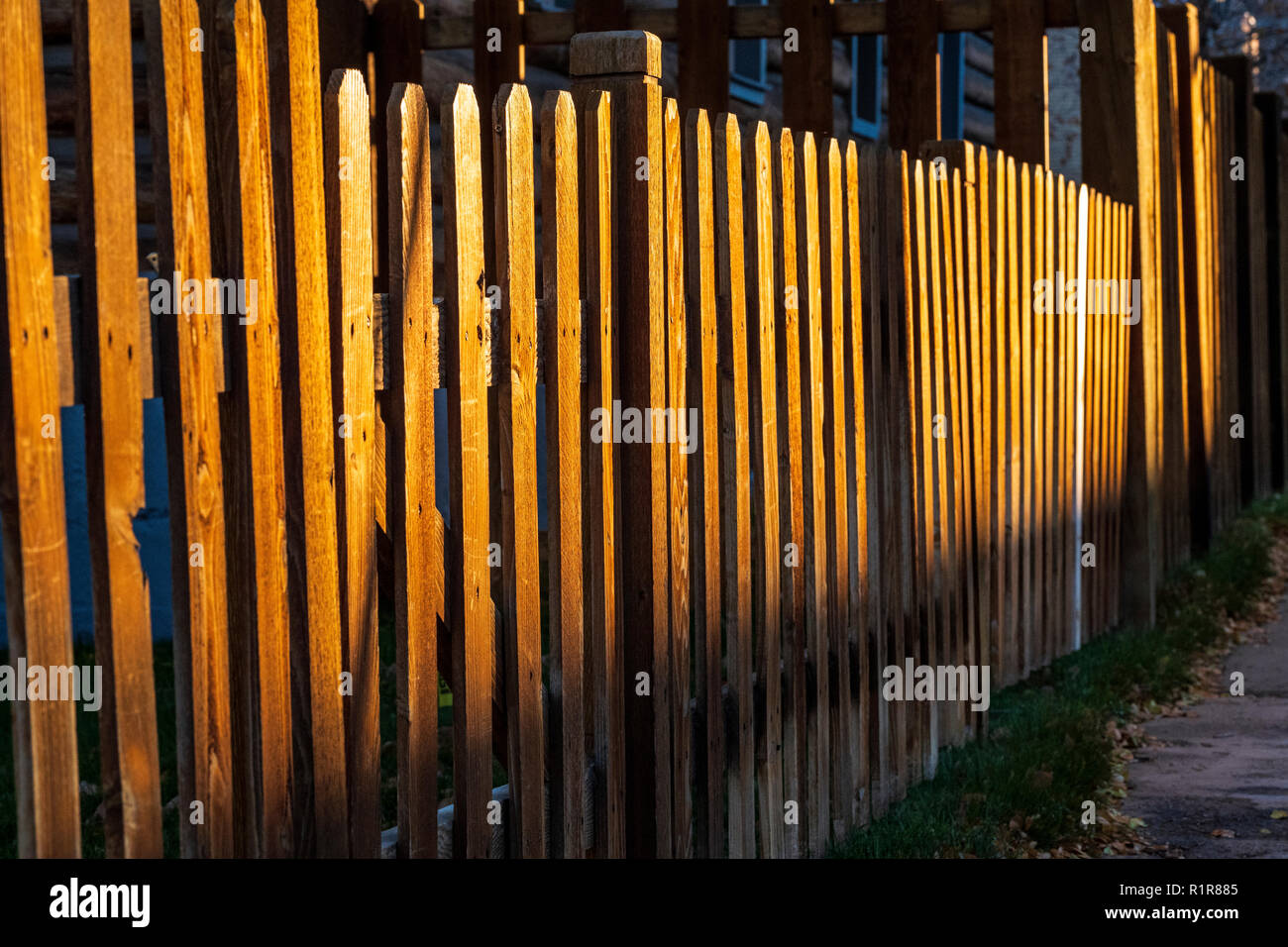 Ende Tag Sonnenlicht erzeugt Muster auf Holz- lattenzaun; 325 D Street; Salida, Colorado, USA Stockfoto