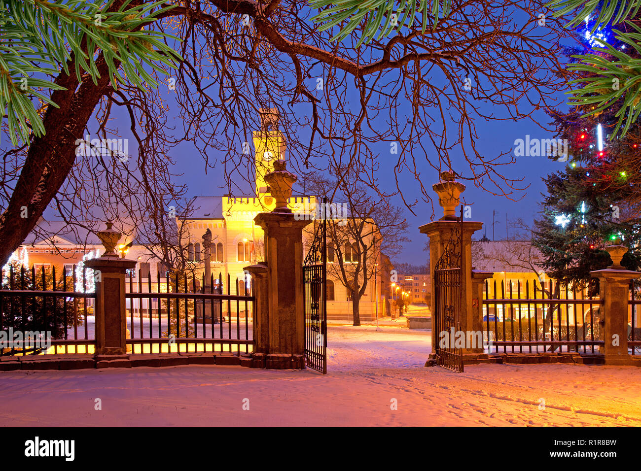 Eine Stadt, die in der Weihnachtszeit in der Nacht Stockfoto Eine Stadt, die in der Weihnachtszeit in der Nacht Stockfoto