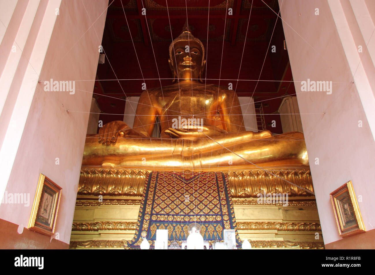 In einem buddhistischen Tempel (Wihan Phra Mongkons Bophit) in Ayutthaya (Thailand). Stockfoto